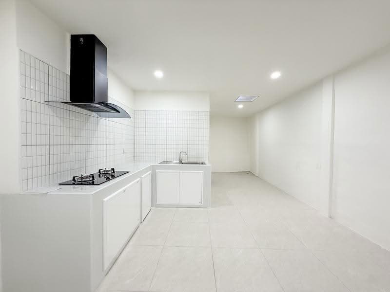 Special price 3.29 fully renovated townhouse in Phuket, Phuket, Wichit, Muang Phuket, Phuket, 3 Bedrooms, 120 sqm, Townhouse For Sale, by ภควรรณ จันทร์เดิม, 500516066 - DDproperty.com