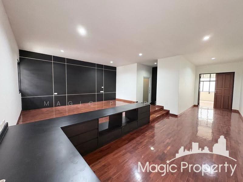 4 Bedroom Townhouse near Banthat Thong For Rent, Bangkok, ถนนจารุเมือง, Rong Muang, Pathum Wan, Bangkok, 4 Bedrooms, 1,000 sqm, Townhouse For Rent, by Magic Property, 500516126 - DDproperty.com
