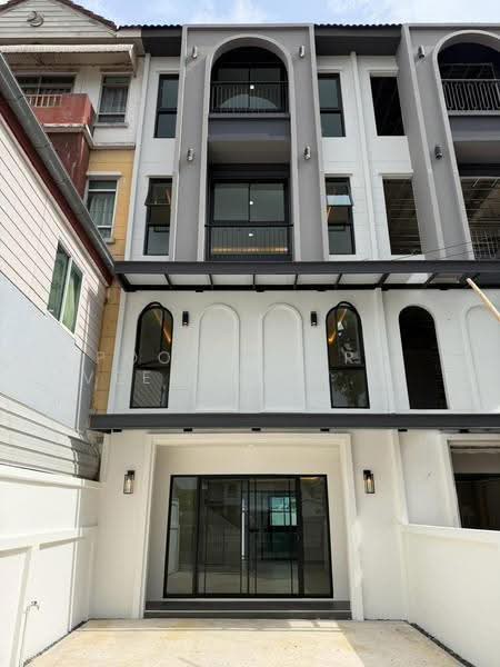 Townhome for sale, Soi Lat Phrao 110, Bangkok, ลาดพร้าว, Phlapphla, Wang Thonglang, Bangkok, 4 Bedrooms, 200 sqm, Townhouse For Sale, by Poonyaporn Veerabulyarit, 500516219 - DDproperty.com