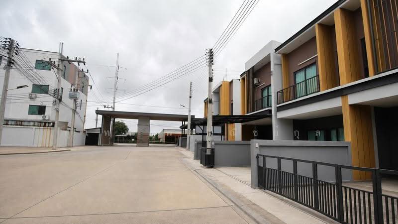 2-Storey Townhome for Sale at Parco Land, Noen Phayom Road, Map Ta Phut, Rayong , Near RIL Industria, Rayong, เนินพยอม, Map Ta Phut, Muang Rayong, Rayong, 2 Bedrooms, 100 sqm, Townhouse For Sale, by สุเทพ พสุวณิชย์กุล, 500516238 - DDproperty.com