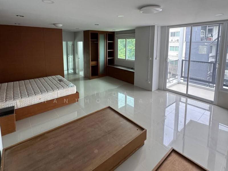 For Rent: Home Office in Town in Town, near Ramintra Expressway and MRT, Bangkok, Phlapphla, Wang Thonglang, Bangkok, , 800 sqm, Warehouse/Factory For Rent, by Tida phanthonglarptawee, 500516644 - DDproperty.com