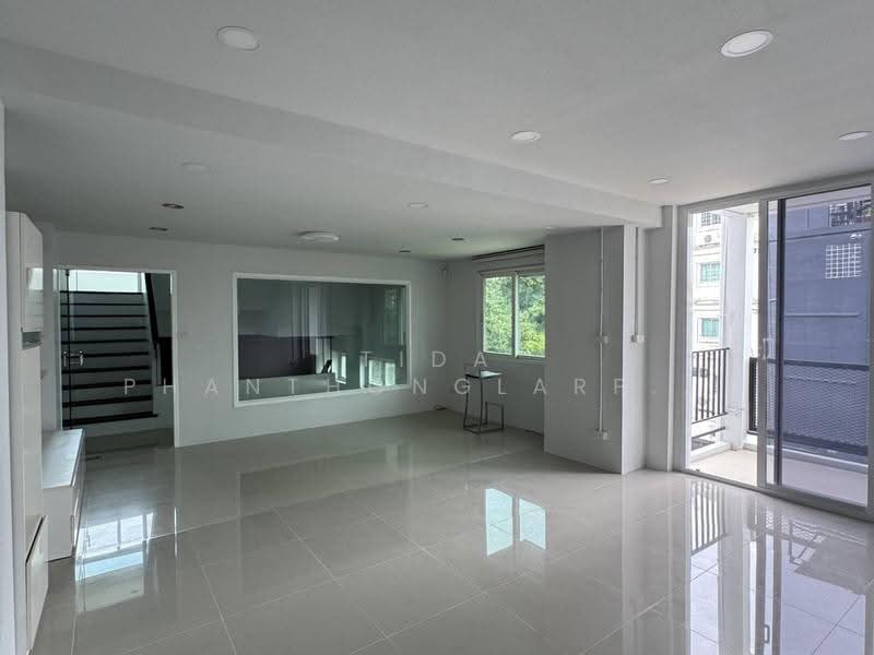 For Rent: Home Office in Town in Town, near Ramintra Expressway and MRT, Bangkok, Phlapphla, Wang Thonglang, Bangkok, , 800 sqm, Warehouse/Factory For Rent, by Tida phanthonglarptawee, 500516644 - DDproperty.com