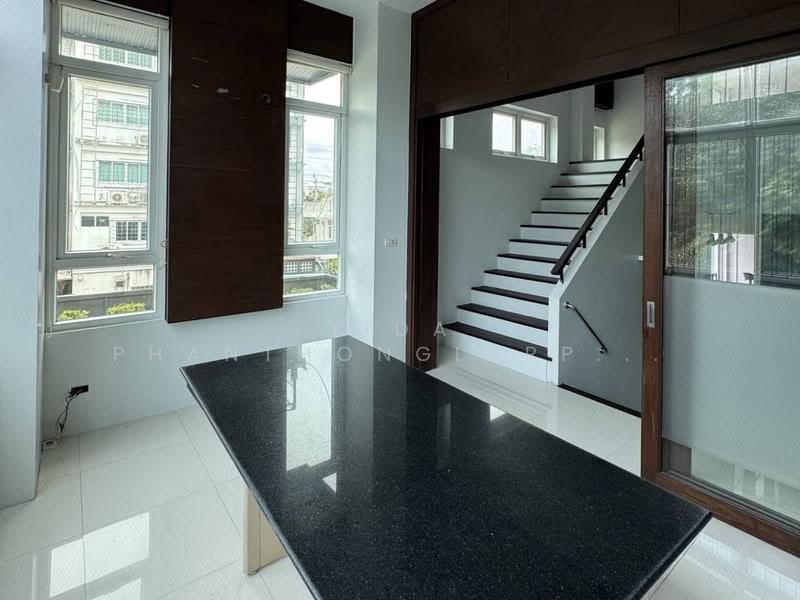 For Rent: Home Office in Town in Town, near Ramintra Expressway and MRT, Bangkok, Phlapphla, Wang Thonglang, Bangkok, , 800 sqm, Warehouse/Factory For Rent, by Tida phanthonglarptawee, 500516644 - DDproperty.com