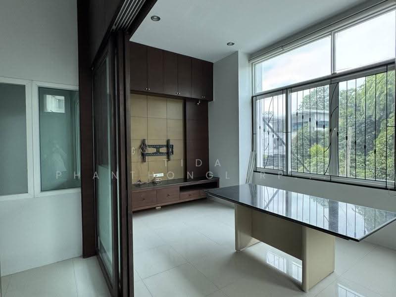 For Rent: Home Office in Town in Town, near Ramintra Expressway and MRT, Bangkok, Phlapphla, Wang Thonglang, Bangkok, , 800 sqm, Warehouse/Factory For Rent, by Tida phanthonglarptawee, 500516644 - DDproperty.com
