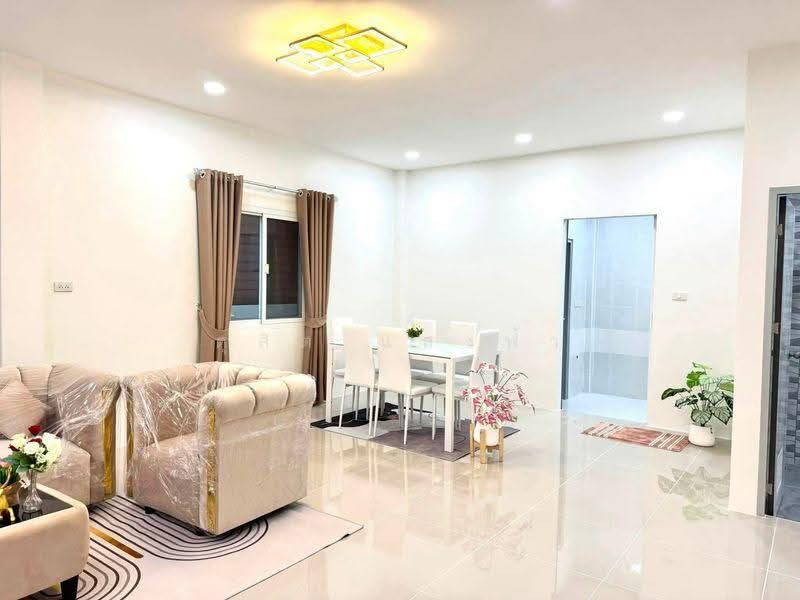 ขายบ้านแฝดรีโนเวทใหม่ ม.ศรีนครินทร์ ไร่กล้วย ศรีราชา, Chon Buri (Pattaya), Surasak, Si Racha, Chon Buri (Pattaya), 4 Bedrooms, 120 sqm, Semi-Detached House (Twin House) For Sale, by Dusit Saengfa, 500516744 - DDproperty.com