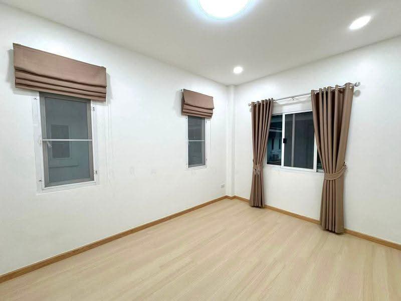 ขายบ้านแฝดรีโนเวทใหม่ ม.ศรีนครินทร์ ไร่กล้วย ศรีราชา, Chon Buri (Pattaya), Surasak, Si Racha, Chon Buri (Pattaya), 4 Bedrooms, 120 sqm, Semi-Detached House (Twin House) For Sale, by Dusit Saengfa, 500516744 - DDproperty.com