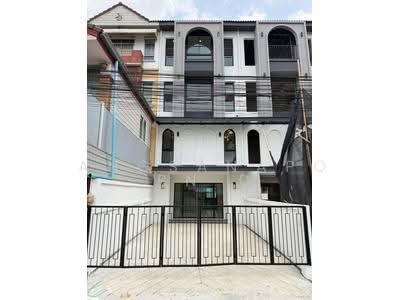 ขาย - ทาวน์โฮม4 ชั้นลาดพร้าว 110 ถนนลาดพร้าว, กรุงเทพ