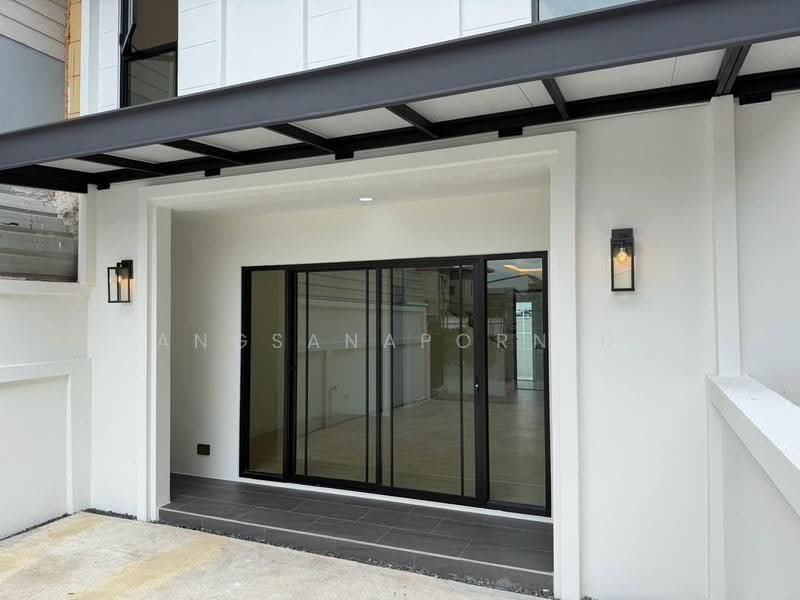 ทาวน์โฮม4 ชั้นลาดพร้าว 110 ถนนลาดพร้าว, Bangkok, Phlapphla, Wang Thonglang, Bangkok, 4 Bedrooms, 200 sqm, Townhouse For Sale, by Angsanaporn D, 500517020 - DDproperty.com