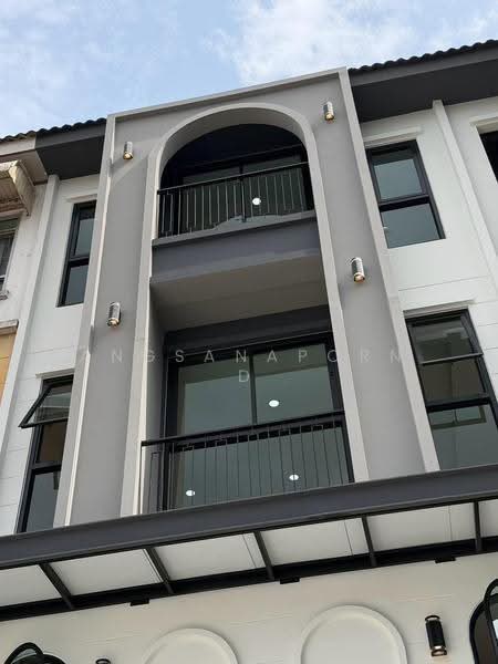 ทาวน์โฮม4 ชั้นลาดพร้าว 110 ถนนลาดพร้าว, Bangkok, Phlapphla, Wang Thonglang, Bangkok, 4 Bedrooms, 200 sqm, Townhouse For Sale, by Angsanaporn D, 500517020 - DDproperty.com