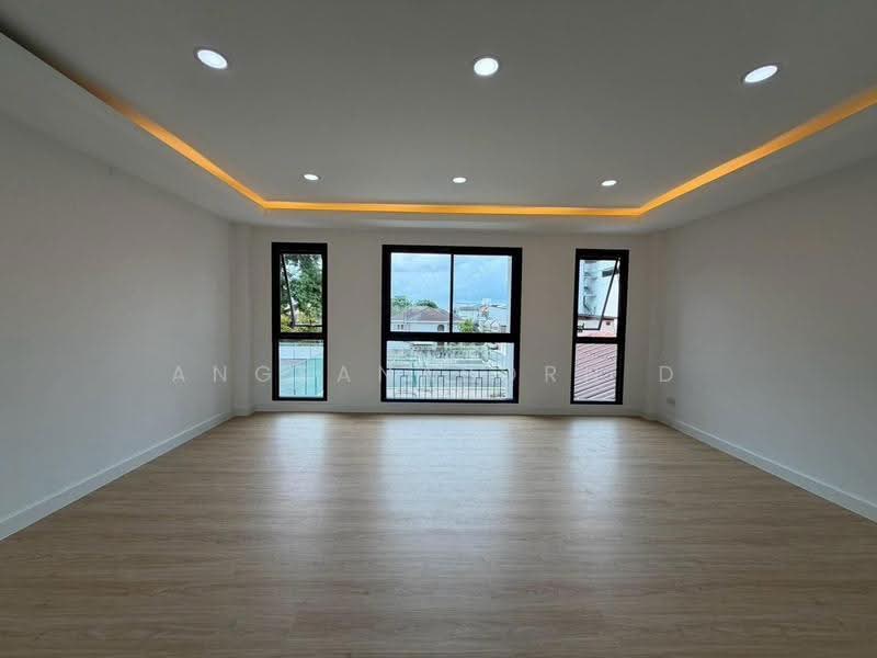 ทาวน์โฮม4 ชั้นลาดพร้าว 110 ถนนลาดพร้าว, Bangkok, Phlapphla, Wang Thonglang, Bangkok, 4 Bedrooms, 200 sqm, Townhouse For Sale, by Angsanaporn D, 500517020 - DDproperty.com