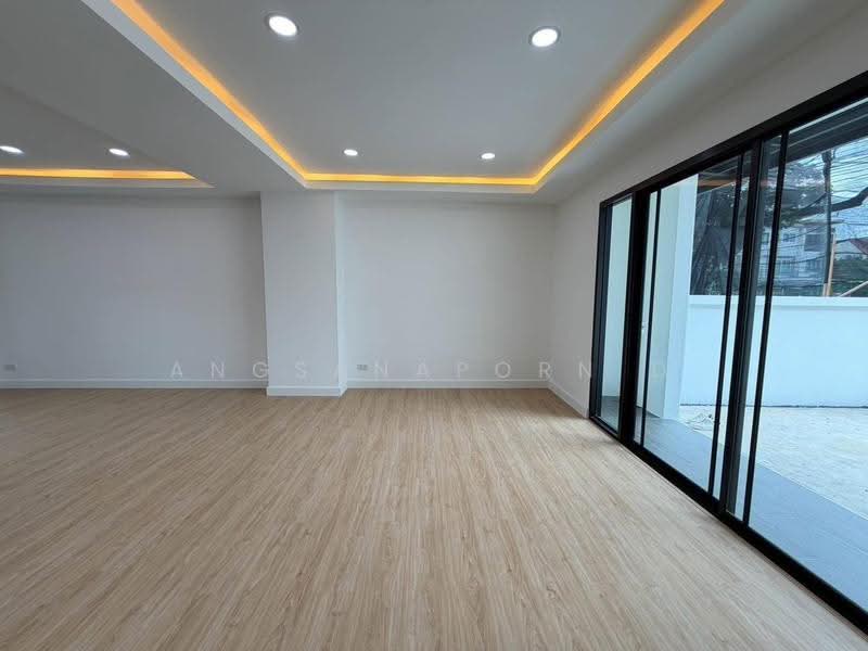 ทาวน์โฮม4 ชั้นลาดพร้าว 110 ถนนลาดพร้าว, Bangkok, Phlapphla, Wang Thonglang, Bangkok, 4 Bedrooms, 200 sqm, Townhouse For Sale, by Angsanaporn D, 500517020 - DDproperty.com