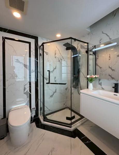 Siri Residence, Bangkok, 21 Soi Sukhumvit 24, Khong Tan, Khlong Toei, Bangkok, 2 Bedrooms, 98 sqm, Condo For Sale, by ลัดดาวัลย์ แก้วดวงเทียน, 500517555 - Master Bedroom Ensuite-Bathroom - DDproperty.com