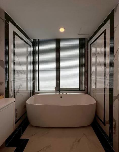 Siri Residence, Bangkok, 21 Soi Sukhumvit 24, Khong Tan, Khlong Toei, Bangkok, 2 Bedrooms, 98 sqm, Condo For Sale, by ลัดดาวัลย์ แก้วดวงเทียน, 500517555 - Master Bedroom Ensuite-Bathroom - DDproperty.com