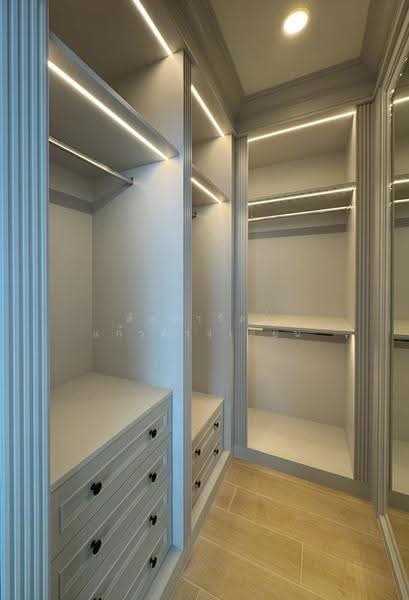 Siri Residence, Bangkok, 21 Soi Sukhumvit 24, Khong Tan, Khlong Toei, Bangkok, 2 Bedrooms, 98 sqm, Condo For Sale, by ลัดดาวัลย์ แก้วดวงเทียน, 500517555 - Master Bedroom Walk-In Closet - DDproperty.com