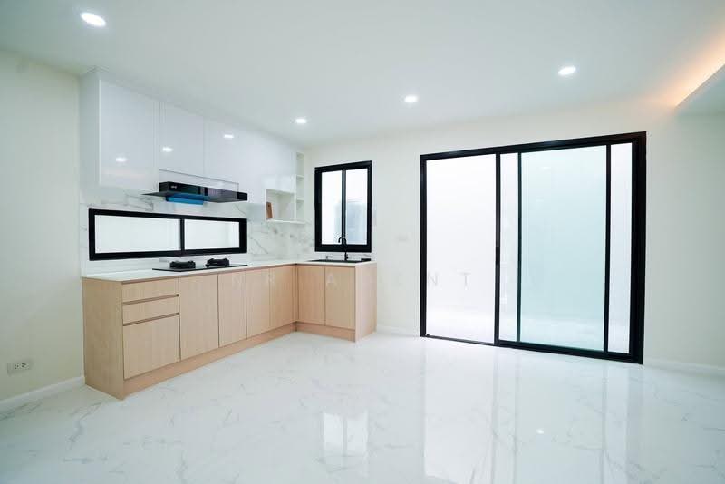 บ้านแฝด ซอยเฉลิมพระเกียรติร.9, Bangkok, Nong Bon, Prawet, Bangkok, 3 Bedrooms, 199 sqm, Semi-Detached House (Twin House) For Sale, by NR AGENT, 500517775 - DDproperty.com