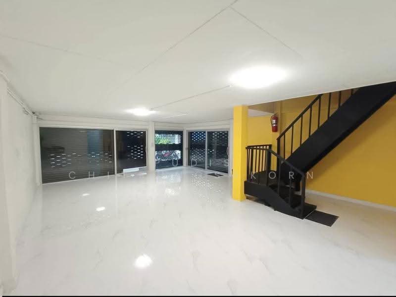 3-Storey Corner Commercial Building for Rent | Sathorn - Narathiwas, Bangkok, Yan Nawa, Sathon, Bangkok, , 200 sqm, Shophouse For Rent, by Pudis Chitrungsakorn, 500517884 - DDproperty.com
