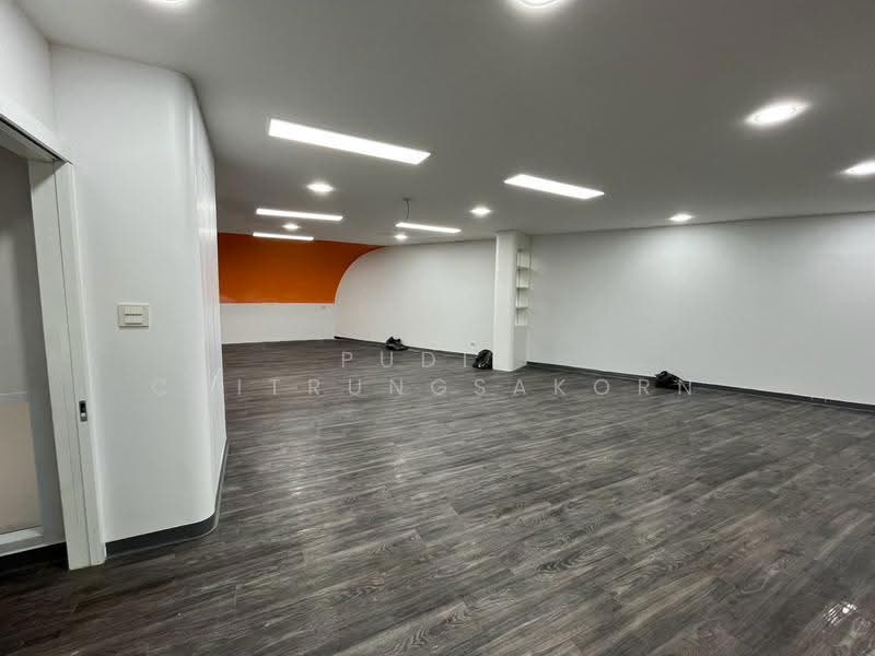 โชว์รูม 3 ชั้นให้เช่า ถ.นราธิวาสราชนครินทร์ – สาทร ทำเล Prime Location, กรุงเทพ, ทุ่งมหาเมฆ, สาทร, กรุงเทพ, 1,200 ตร.ม., สำนักงาน ให้เช่า, โดย Pudis Chitrungsakorn, 500517891 - DDproperty.com