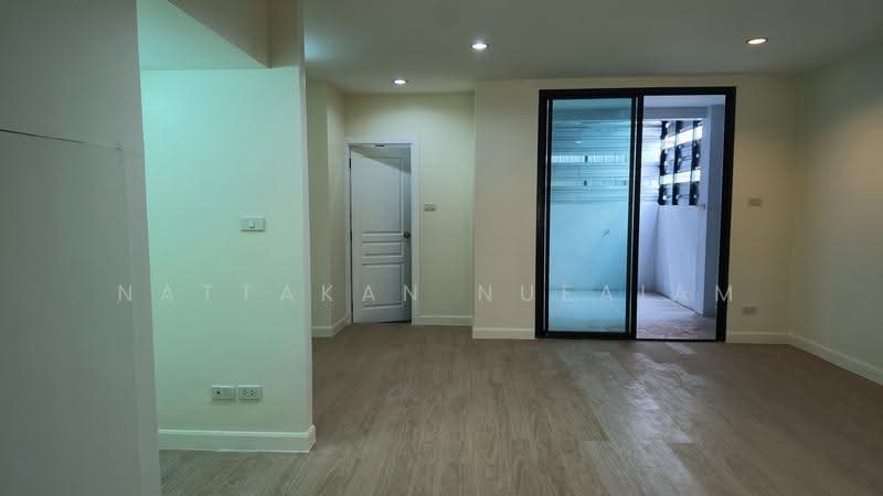 หมู่บ้านร็อคการ์เด้น-สุวรรณภูมิ, Bangkok, Thab Yao, Lat Krabang, Bangkok, 3 Bedrooms, 130 sqm, Townhouse For Sale, by Nattakan nueaiam, 500518000 - DDproperty.com