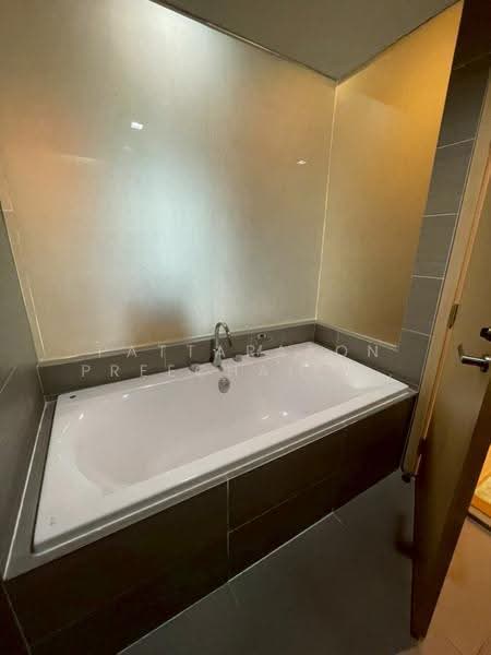 Siri At Sukhumvit, Bangkok, 902 Sukhumvit Road, Phra Kanong, Khlong Toei, Bangkok, 2 Bedrooms, 70 sqm, Condo For Rent, by Pattarapon Preechalertpiriya, 500518739 - DDproperty.com