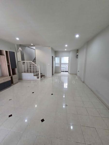 Baan Klang Muang Swiss Town Kaset-Nawamin, Bangkok, Soi Moobaan Klang Mueng, Chorake Bua, Lat Phrao, Bangkok, 3 Bedrooms, 205 sqm, Townhouse For Sale, by Thachaya Buanong, 500519041 - DDproperty.com