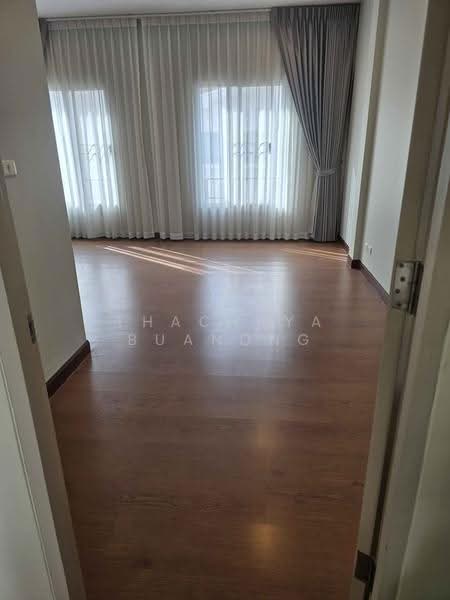 Baan Klang Muang Swiss Town Kaset-Nawamin, Bangkok, Soi Moobaan Klang Mueng, Chorake Bua, Lat Phrao, Bangkok, 3 Bedrooms, 205 sqm, Townhouse For Sale, by Thachaya Buanong, 500519041 - DDproperty.com