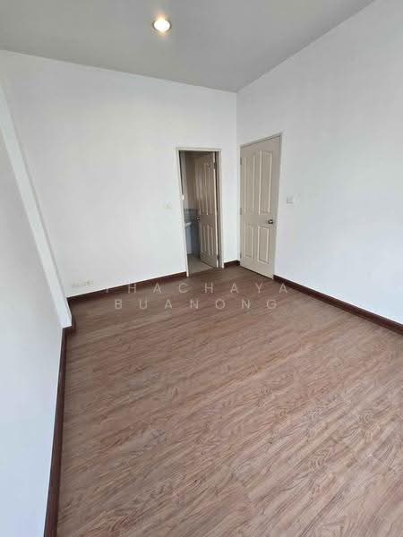 Baan Klang Muang Swiss Town Kaset-Nawamin, Bangkok, Soi Moobaan Klang Mueng, Chorake Bua, Lat Phrao, Bangkok, 3 Bedrooms, 205 sqm, Townhouse For Sale, by Thachaya Buanong, 500519041 - DDproperty.com