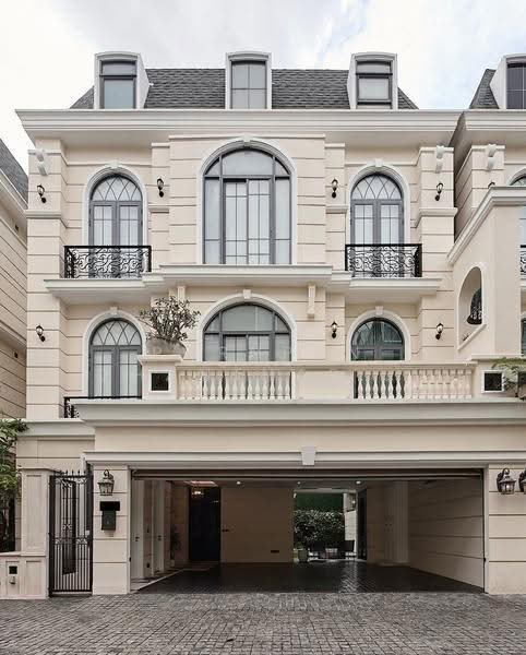 The Boulevard Ekkamai, Bangkok, 98 Soi Prasertdee, Khlong Tan Nua, Watthana, Bangkok, 4 Bedrooms, 500 sqm, Townhouse For Sale, by Pornpan Chantharakasemchai, 500519572 - DDproperty.com