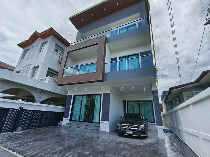 Ekkamai house near BTS Ekkamai. 3-story detached house, Bangkok, Phra Kanong Nua, Watthana, Bangkok, 4 Bedrooms, 330 sqm, Single Detached House For Rent, by Sopisa Budchiw, 500519744 - DDproperty.com