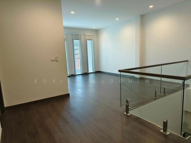 Ekkamai house near BTS Ekkamai. 3-story detached house, Bangkok, Phra Kanong Nua, Watthana, Bangkok, 4 Bedrooms, 330 sqm, Single Detached House For Rent, by Sopisa Budchiw, 500519744 - DDproperty.com