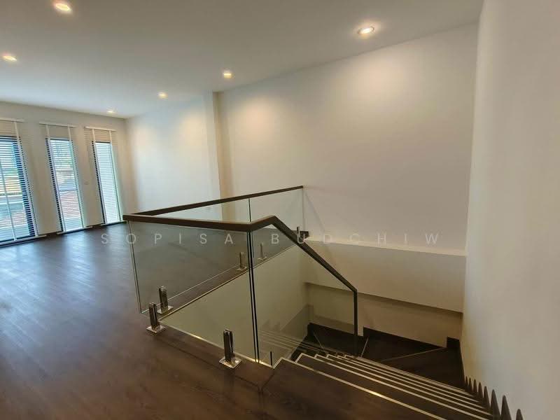 Ekkamai house near BTS Ekkamai. 3-story detached house, Bangkok, Phra Kanong Nua, Watthana, Bangkok, 4 Bedrooms, 330 sqm, Single Detached House For Rent, by Sopisa Budchiw, 500519744 - DDproperty.com