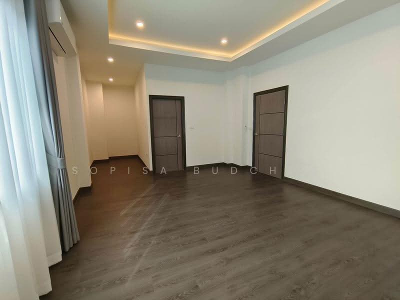Ekkamai house near BTS Ekkamai. 3-story detached house, Bangkok, Phra Kanong Nua, Watthana, Bangkok, 4 Bedrooms, 330 sqm, Single Detached House For Rent, by Sopisa Budchiw, 500519744 - DDproperty.com