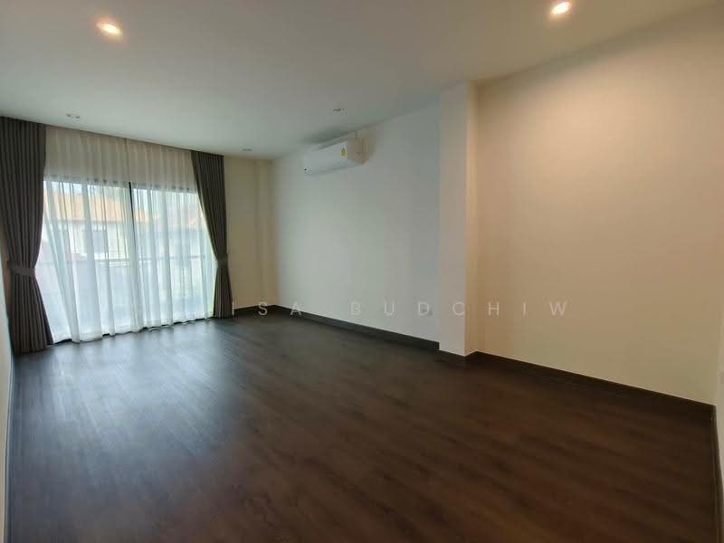 Ekkamai house near BTS Ekkamai. 3-story detached house, Bangkok, Phra Kanong Nua, Watthana, Bangkok, 4 Bedrooms, 330 sqm, Single Detached House For Rent, by Sopisa Budchiw, 500519744 - DDproperty.com