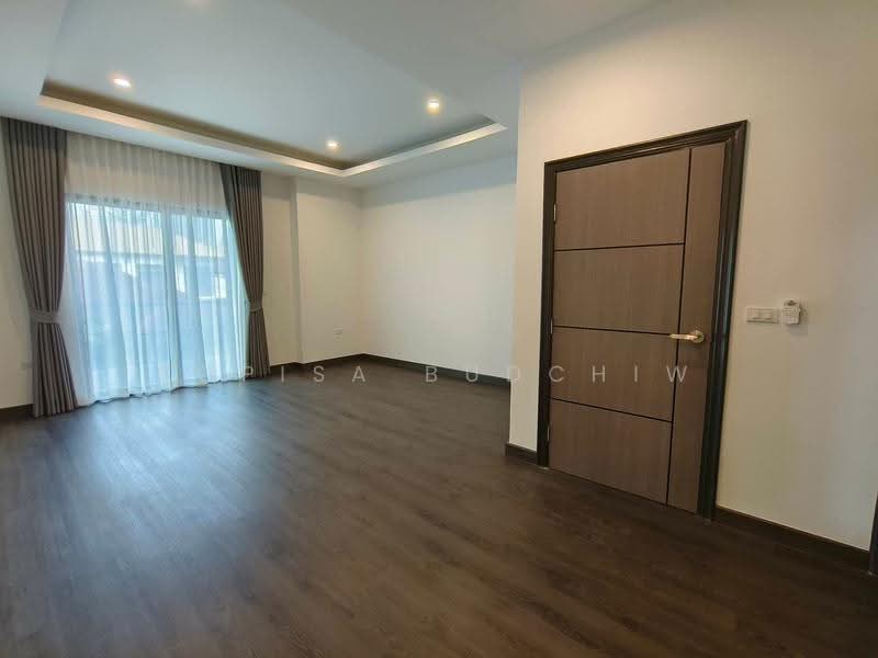 Ekkamai house near BTS Ekkamai. 3-story detached house, Bangkok, Phra Kanong Nua, Watthana, Bangkok, 4 Bedrooms, 330 sqm, Single Detached House For Rent, by Sopisa Budchiw, 500519744 - DDproperty.com