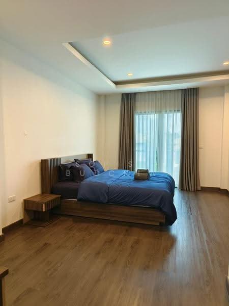 Ekkamai house near BTS Ekkamai. 3-story detached house, Bangkok, Phra Kanong Nua, Watthana, Bangkok, 4 Bedrooms, 330 sqm, Single Detached House For Rent, by Sopisa Budchiw, 500519744 - DDproperty.com