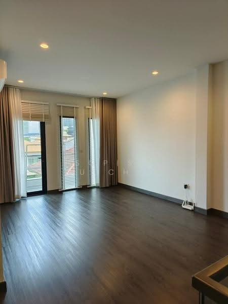 Ekkamai house near BTS Ekkamai. 3-story detached house, Bangkok, Phra Kanong Nua, Watthana, Bangkok, 4 Bedrooms, 330 sqm, Single Detached House For Rent, by Sopisa Budchiw, 500519744 - DDproperty.com