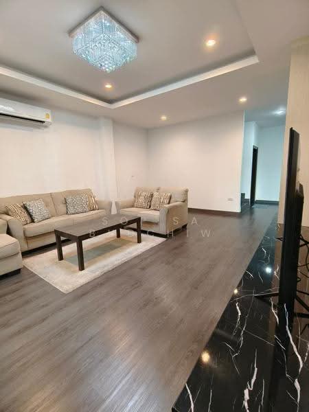 Ekkamai house near BTS Ekkamai. 3-story detached house, Bangkok, Phra Kanong Nua, Watthana, Bangkok, 4 Bedrooms, 330 sqm, Single Detached House For Rent, by Sopisa Budchiw, 500519744 - DDproperty.com