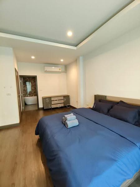 Ekkamai house near BTS Ekkamai. 3-story detached house, Bangkok, Phra Kanong Nua, Watthana, Bangkok, 4 Bedrooms, 330 sqm, Single Detached House For Rent, by Sopisa Budchiw, 500519744 - DDproperty.com