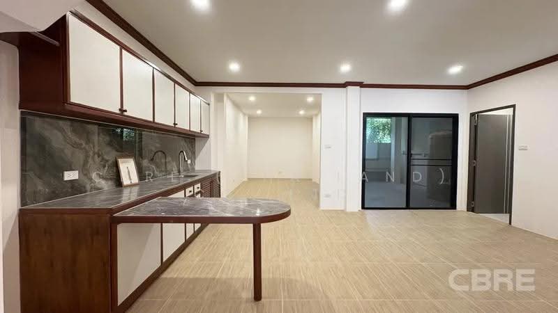 Townhouse Pinklao, Bangkok, Bang Bamru, Bang Phlat, Bangkok, 4 Bedrooms, 380 sqm, Townhouse For Sale, by CBRE (Thailand) Co.,Ltd, 500520034 - DDproperty.com