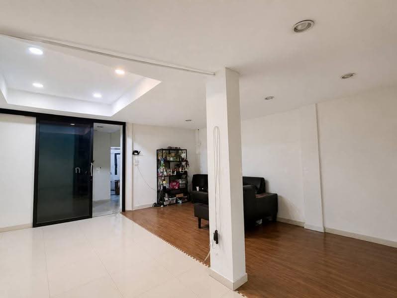 Shop 1 ชั้น สร้างเอง พร้อมทาวน์โฮม 3 ชั้น (หลังมุม) ติดถนนสุขาภิบาล 5, กรุงเทพ, สุขาภิบาล 5 ซอย 12, ท่าแร้ง, บางเขน, กรุงเทพ, 360 ตร.ม., พื้นที่ขายของ ขาย, โดย กรกฤตย์ บุญสระ, 500520072 - DDproperty.com