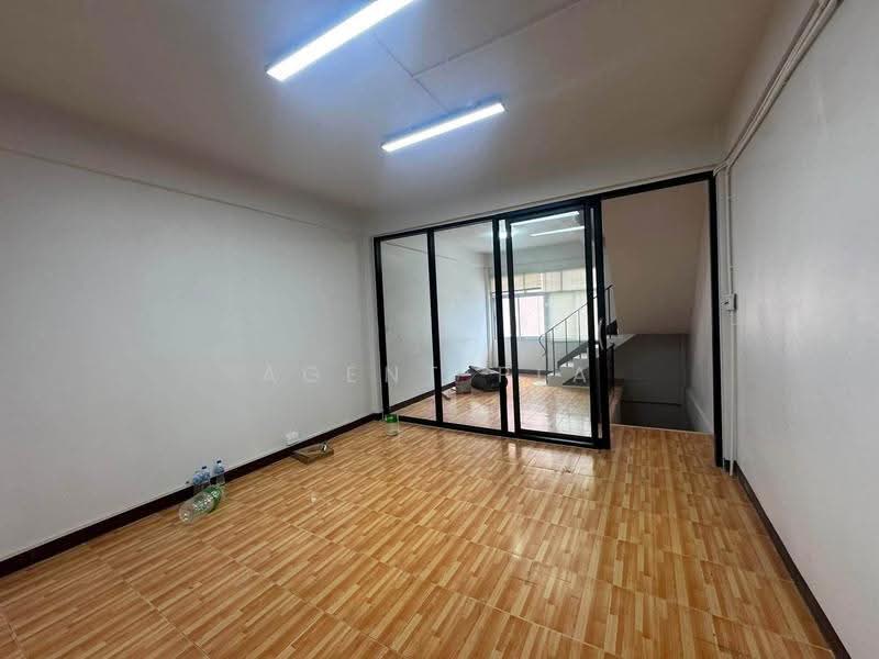 3.5-Story Commercial Building for Rent near Mengjai Intersection (SPSAD4151), Bangkok, Samsen Nok, Huai Khwang, Bangkok, , 308 sqm, Shophouse For Rent, by Agent Pla, 500522885 - DDproperty.com