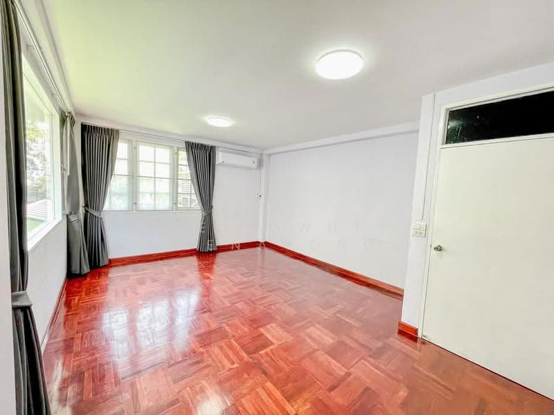 4-BR House, Bangkok, Praborommaharatchawang, Phra Nakhon, Bangkok, 4 Bedrooms, 250 sqm, Single Detached House For Rent, by Settawut Leenavong, 500523704 - DDproperty.com
