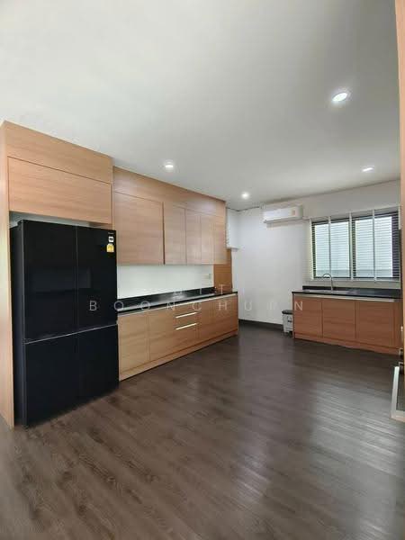 บ้านเดี่ยว 4 ห้องนอน ใกล้สถานีรถไฟฟ้าเอกมัย, กรุงเทพ, พระโขนงเหนือ, วัฒนา, กรุงเทพ, 330 ตร.ม., บ้านเดี่ยว ให้เช่า, โดย Thiti Boonchurn, 500523784 - DDproperty.com