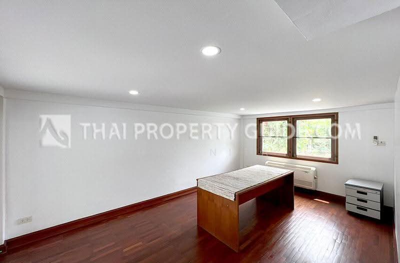 House with Shared Pool / Sukhumvit, Bangkok, Khlong Tan Nua, Watthana, Bangkok, 4 Bedrooms, 530 sqm, Semi-Detached House (Twin House) For Rent, by Khun Nita, 500524550 - DDproperty.com