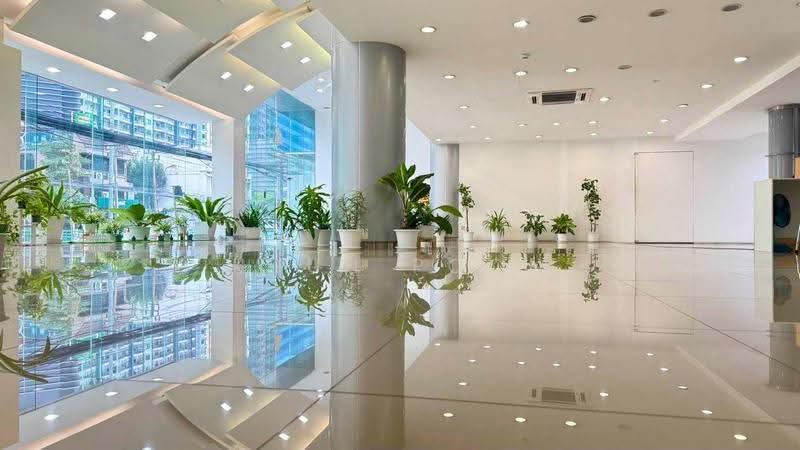 Showroom & Office Space for Rent | Main Road | 300 m from MRT Phetchaburi (SPSSR380), Bangkok, เพชรบุรี, Bang Kapi, Huai Khwang, Bangkok, , 800 sqm, Shophouse For Rent, by Khun Poon, 500524604 - DDproperty.com