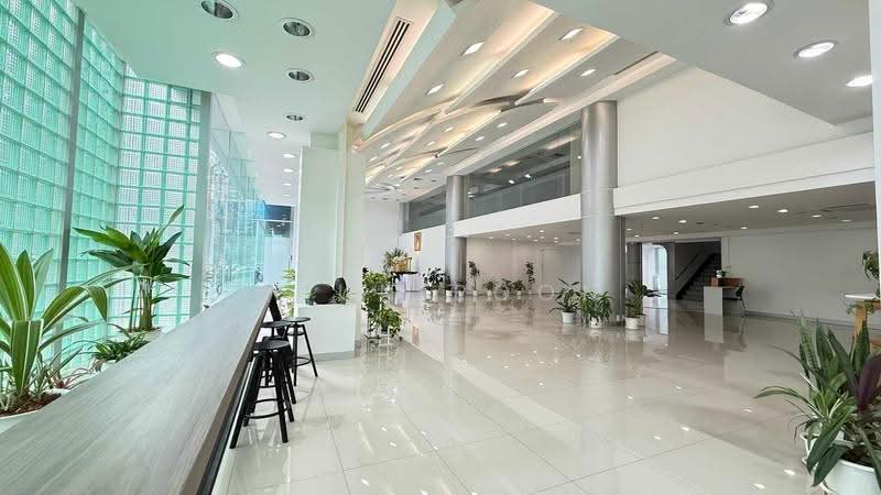 ให้เช่า พื้นที่โชว์รูม และพื้นที่สำนักงาน ติดถนนใหญ่ | 300 ม. ถึง MRT เพชรบุรี (SPSSR381), กรุงเทพ, เพชรบุรี, บางกะปิ, ห้วยขวาง, กรุงเทพ, 93 ตร.ม., Office Space ให้เช่า, โดย Khun Poon, 500524663 - DDproperty.com