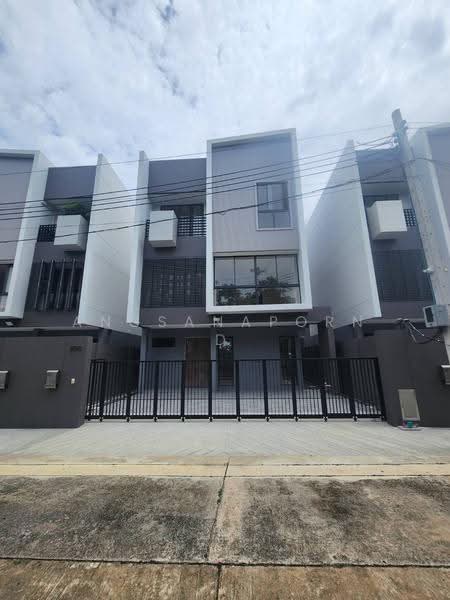 บ้านใหม่มือ 1 ใจกลางลาดพร้าว 101, Bangkok, Khlong Chaokhun Sing, Wang Thonglang, Bangkok, 4 Bedrooms, 270 sqm, Single Detached House For Sale, by Angsanaporn D, 500525722 - DDproperty.com