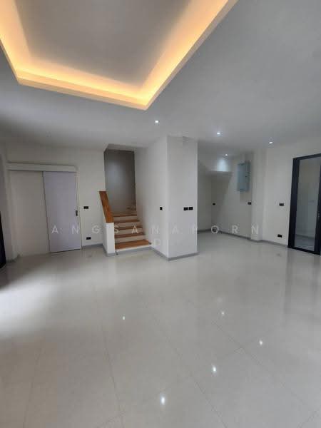 บ้านใหม่มือ 1 ใจกลางลาดพร้าว 101, Bangkok, Khlong Chaokhun Sing, Wang Thonglang, Bangkok, 4 Bedrooms, 270 sqm, Single Detached House For Sale, by Angsanaporn D, 500525722 - DDproperty.com