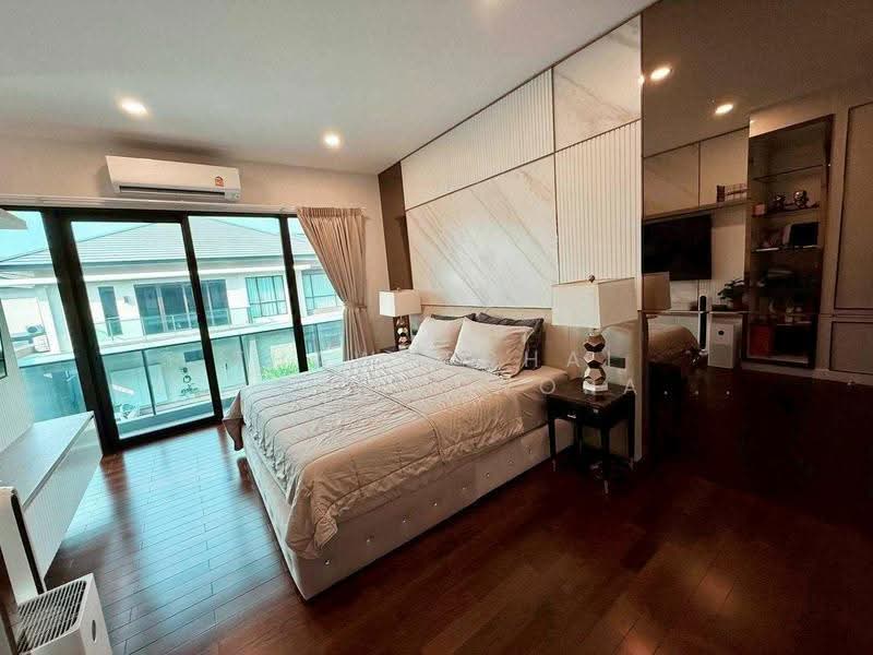 The City Ekkamai-Ladprao, Bangkok, Pradit Manutham Road, Phlapphla, Wang Thonglang, Bangkok, 4 Bedrooms, 309 sqm, Single Detached House For Rent, by Thawatchai Methawongworakul, 500526106 - DDproperty.com