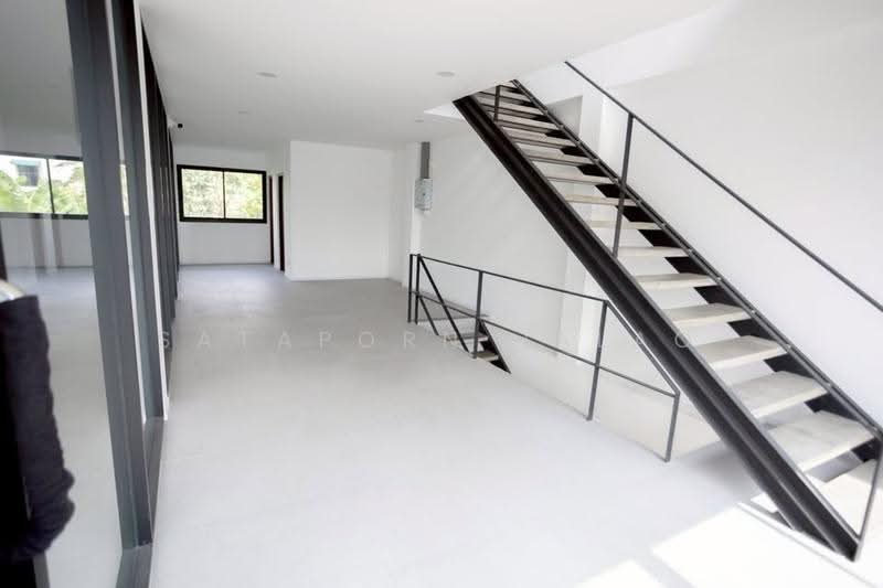 4-BR Townhouse, Bangkok, Praborommaharatchawang, Phra Nakhon, Bangkok, 4 Bedrooms, 288 sqm, Townhouse For Rent, by Sataporn Jalao, 500526165 - DDproperty.com