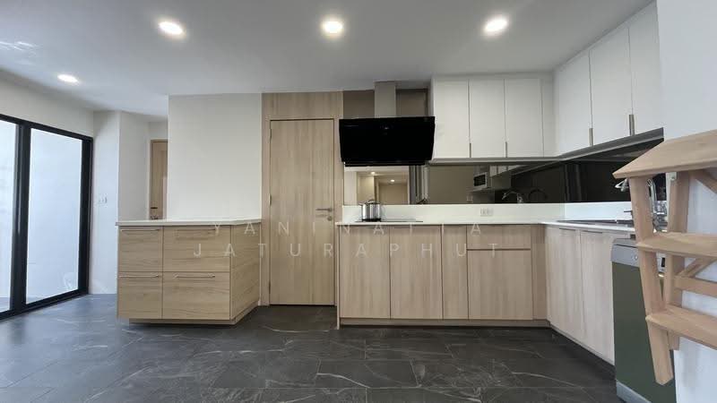 President Park Sukhumvit 24, Bangkok, 99 Sukhumvit 24 Alley, Khlongtoei Nua, Watthana, Bangkok, 4 Bedrooms, 223 sqm, Condo For Sale, by Yaninatta Jaturaphut, 500526237 - DDproperty.com